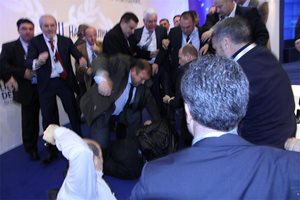 Доган се върна на конференцията, предлага Местан за лидер на ДПС