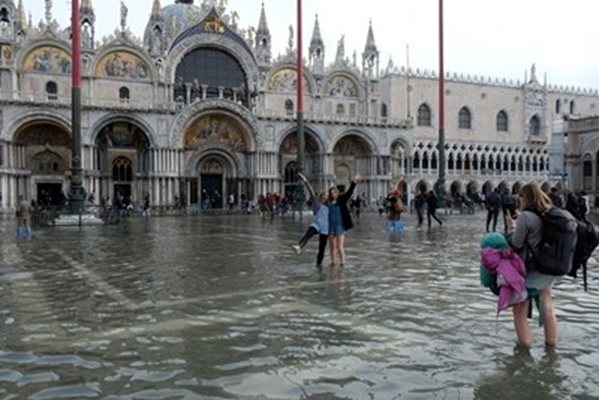 Наводнена Венеция се готви за ново покачване на водното ниво