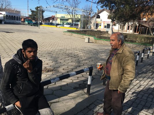 Роми от Белозем казват, че са стреснати от акцията на полицията в махалата.
