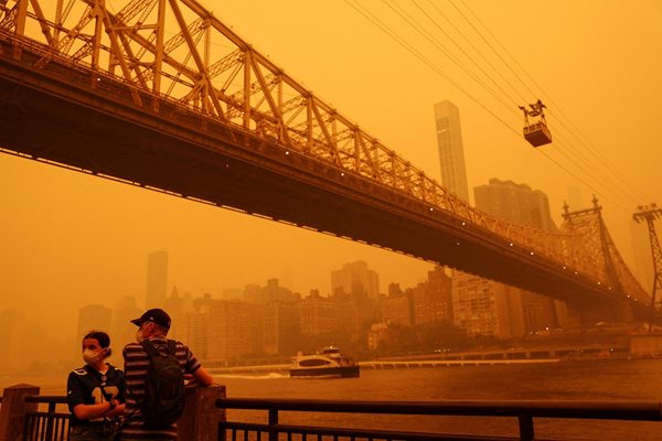 Оранжева мъгла и гъст дим превърнаха Ню Йорк в града с най-замърсения и опасен въздух в света