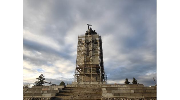 Паметникът на съветската армия е със скеле от всички страни, което да го държи да не се срути