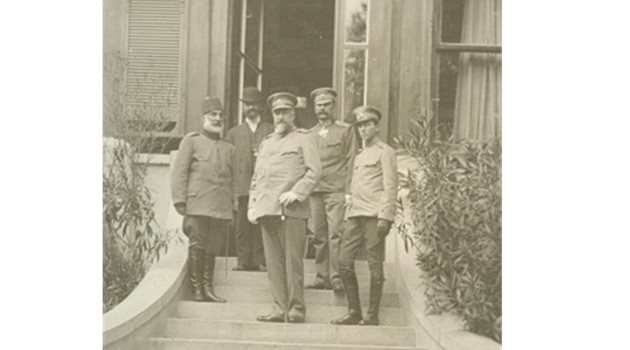 ДОКАЗАТЕЛСТВО: Снимка на цар Фердинанд с Шукри паша в София, на която турският военачалник е със сабя.