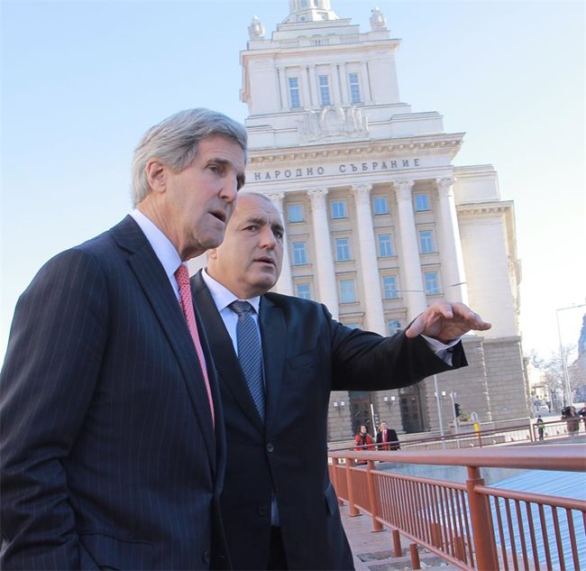 15.01.2015 Премиерът Бойко Борисов показва ларгото от балкона на Министерския съвет на държавния секретар на САЩ Джон Кери.

СНИМКА:
 МИНИСТЕРСКИ СЪВЕТ