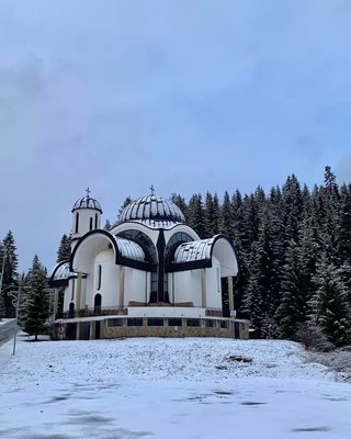 Църквата в Пампорово също е побеляла.