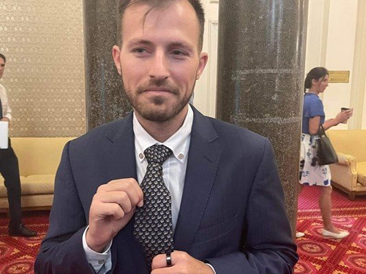 Искрен Митев сложи вратовръзка с охлюви, след като получи такава обида от Костадин Костадинов.