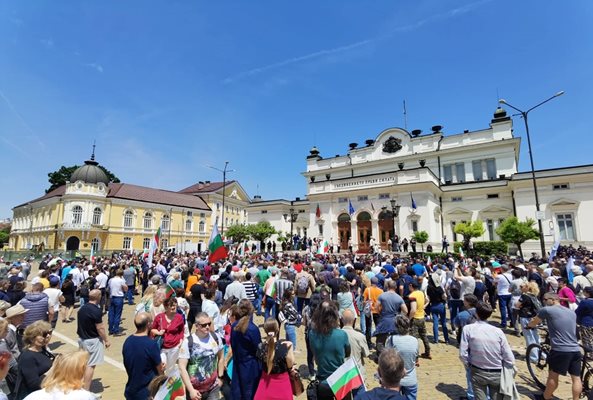 Няколко стотин души се събраха пред сградата на парламента, за да изразят недоволството си срещу кабинета "Денков-Габриел".
Снимка: Йордан Симеонов