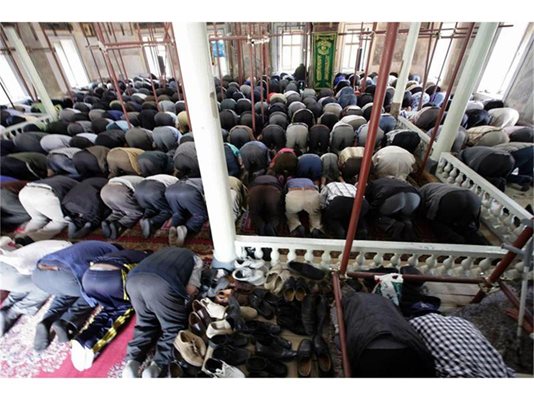 Хиляди мюсюлмани се стичат в Томбул джамия по време на религиозните празници.