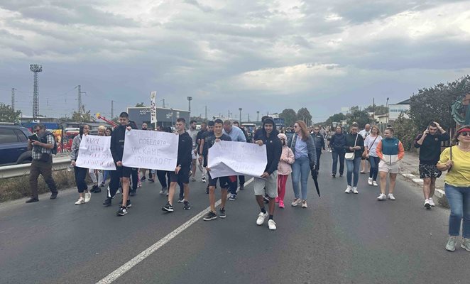 Хората от Труд излязоха с плакати на централния път, за да настояват маршрутът на линия номер едно да бъде възстановен до селото им.