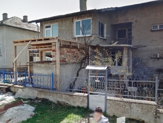 Ето я къщата на Анка Ангелова в Антоново, където е адресно регистрирана фирмата й, с която спира поръчки за десетки милиони в Пловдив.