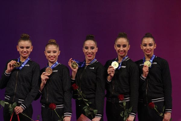 Ансамбълът на България със златните медали от многобоя СНИМКИ:БЛАГОЙ КИРИЛОВ