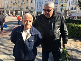 Спас Гърневски с 89-годишния Петър Тосев. Снимки: Авторът