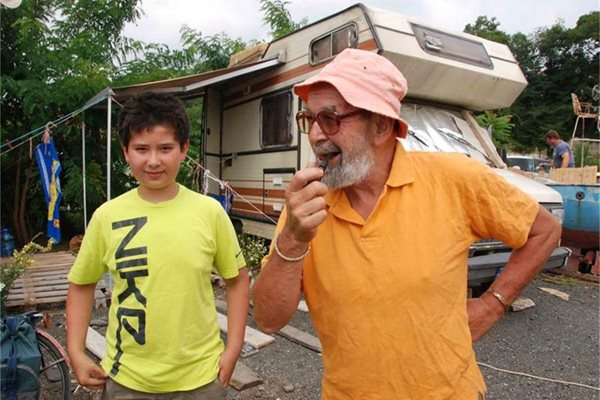 Дончо Папазов с внука си Кай пред фургона в Царево, в който прекарва лятото.