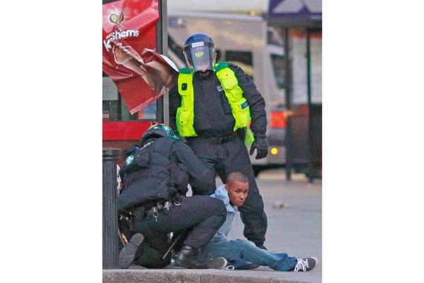 Полицаи са задържали участник в размириците в Енфийлд.