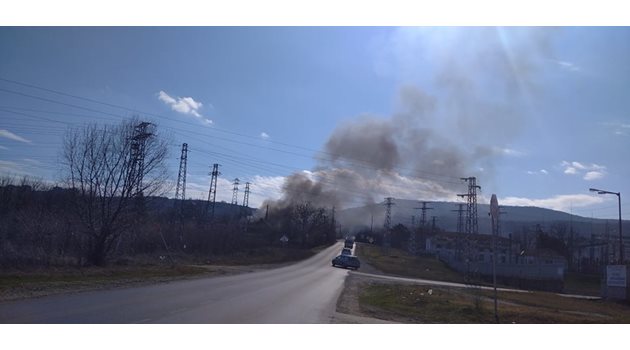 Димът от пожара над пътя Горна Оряховица - Първомайци

Снимка: Деян Калчев