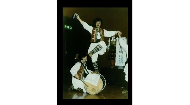 1981 г., Токио, Япония, по време на преподавателско турне. Ив много добре може да играе на тъпан!