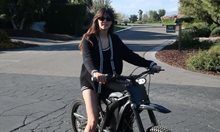Вижте Нина Добрев в болница, пострада сериозно при инцидент с мотоциклет