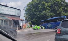 Автобус с деца и такси се сблъскаха край гара "Пионер", движението е спряно, гигантска тапа по "Симеоновско шосе" (Снимки)