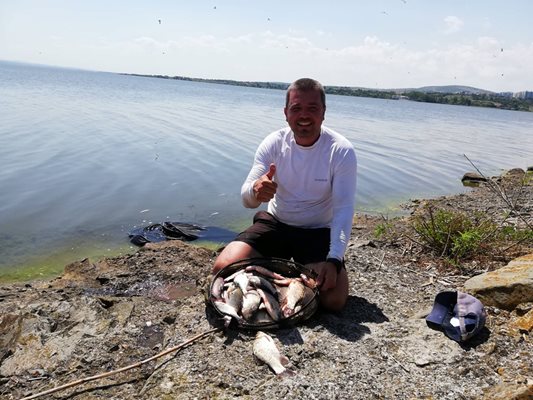 Състезател показва улова си от езерото