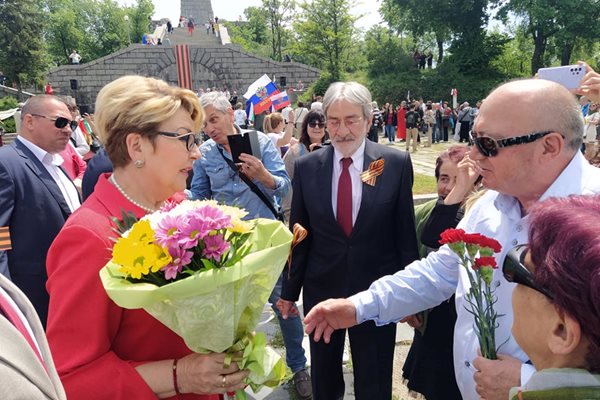 Елеонора Митрофанова получи цветя.