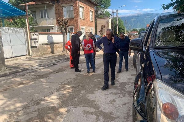Областният управител на Пловдив Ангел Стоев и останалите представители на институциите обсъждат ситуацията в наводнените села.