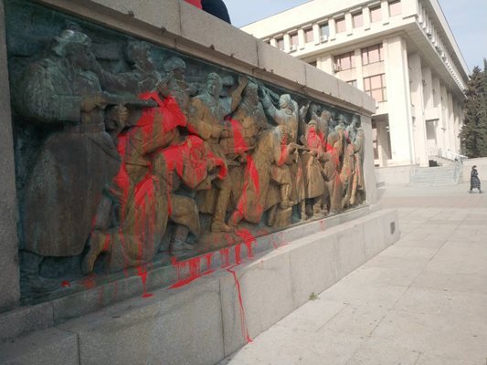 Това не е първото посегателство върху паметника. Този път с червена боя е залят бронзовият
монумент, пресъздаващ сцени от войната. Снимки: 24 часа