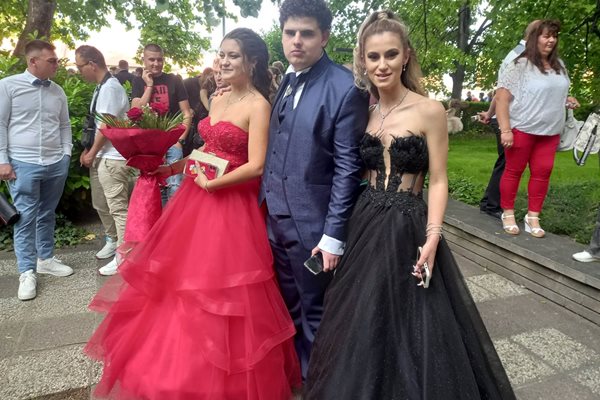 Мартин Златански от Професионалната гимназия по туризъм "Асен Златаров" се появи с две дами на бала.