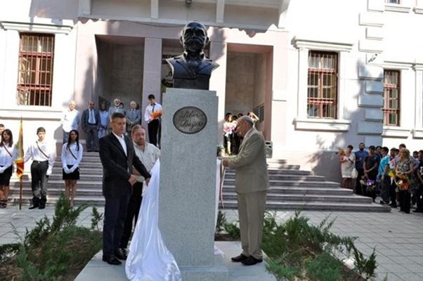 Откриване на паметник на патрона на Строителната гимназия в Стара Загора Лубор Байер.
Снимка: Личен архив