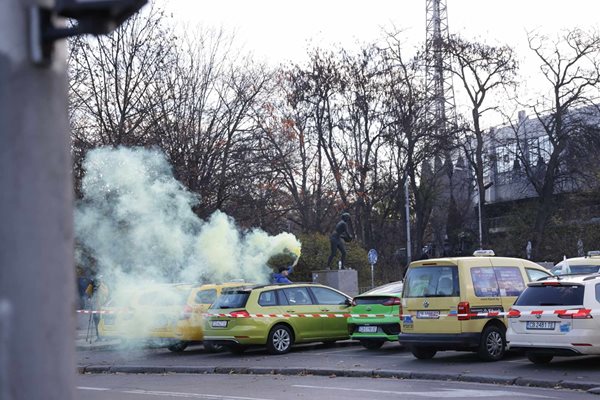 Таксиметрови шофьори излязоха на протест в София Снимка: Георги Палейков