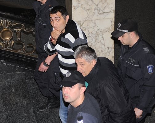 Пишман обирджиите Бончо и Дончо остават в ареста.
