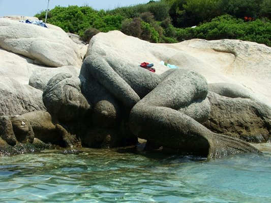 На плажа Кавуротрипес има каменна русалка.