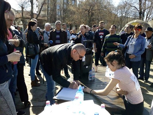 Жители на "Кършияка" втора седмица протестират за запазване на парка.