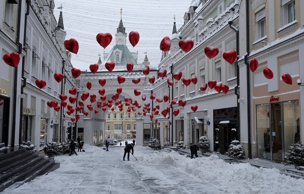 Работници чистят снега на улица, украсена по повод "Свети Валентин"
СНИМКА: Ройтерс
