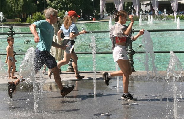 Пловдивчани се разхлаждат на сухия фонтан, в езерото къпането е забранено. Снимка: Евгени Цветков