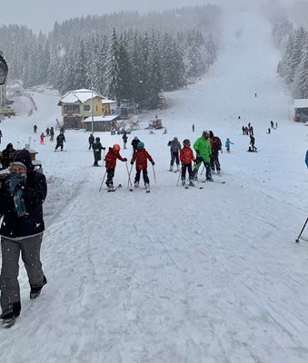 Радостни скиори се радват на първия сняг за годината в Пампорово. Снимки: Видяно в Пампорово