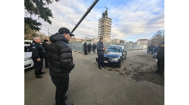 Депутатът от "Възраждане" Ивайло Чорбов пристигна пред паметника
