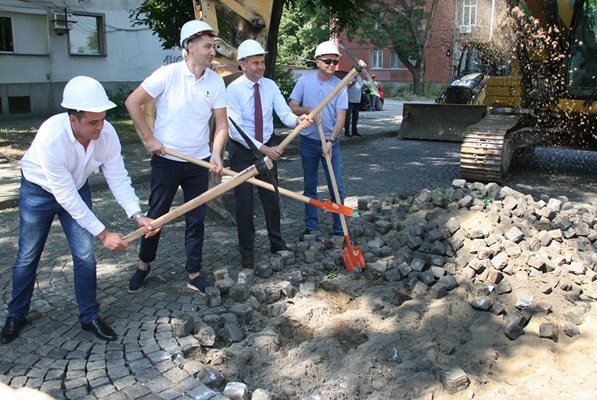 Кметът Иван Тотев даде старт на реконструкцията