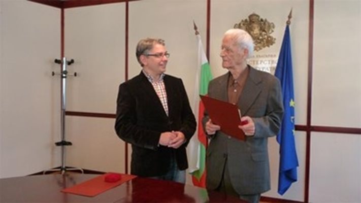 Режисьорът Димитър Петров получава наградата "Златен век" от служебния министър на културата Марин Иванов през 2014 г.