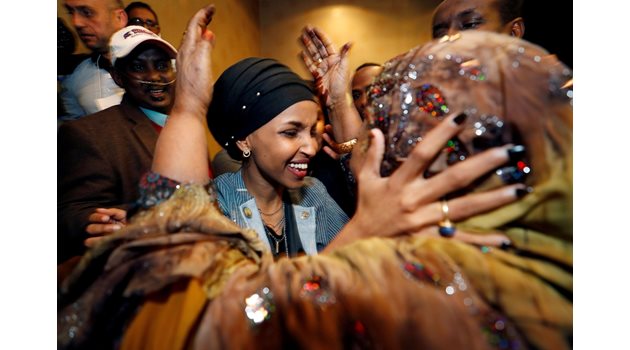 Мюсюлманката Илхан Омар, номинирана от демократите за конгресмен, се радва на резултатите в Минеаполис.