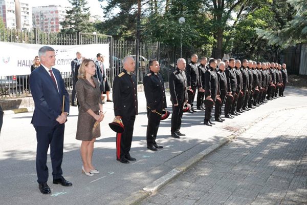 Премиерът Стефан Янев, шефката на НС Ива Митева, началникът на НСО ген. Емил Тонев и други официални лица отбелязаха 142-годишнината на службата в неделя.