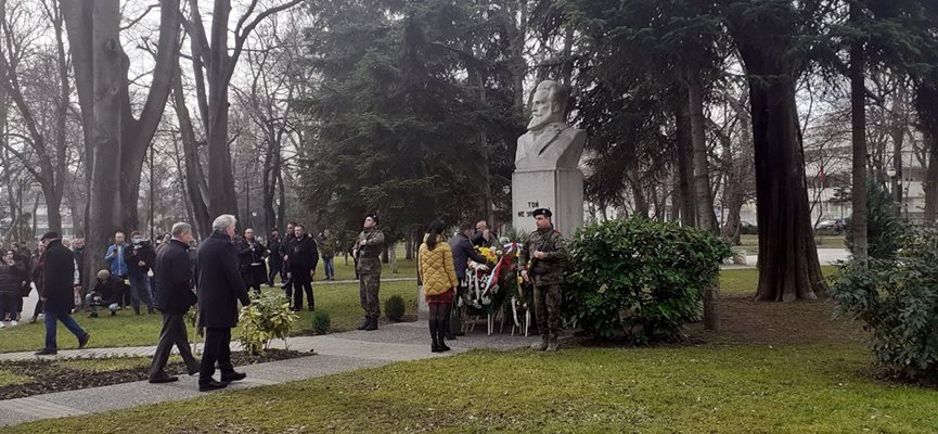 Граждани поднесоха цветя пред паметника на Христо Ботев.