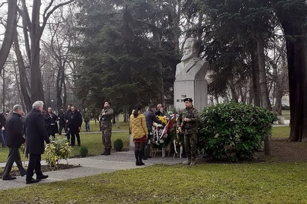 Граждани поднесоха цветя пред паметника на Христо Ботев.