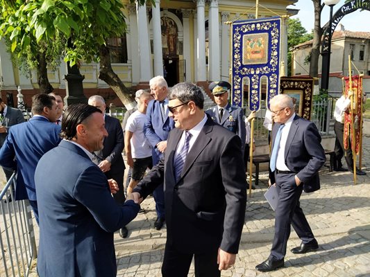 Главният секретар на МВР Петър Тодоров (вдясно) също е в Пловдив.