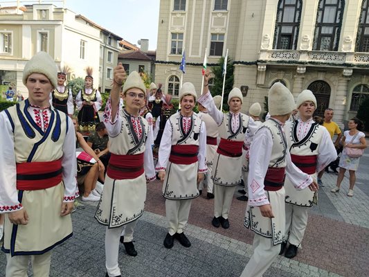 Може да ни е горещо, но ще играем, казват участници във феста.