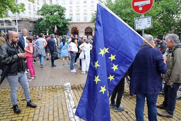 Протест срещу президента Радев, за ЕС и НАТО пред президентството