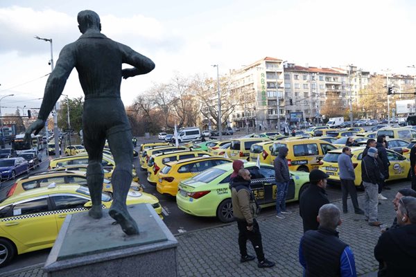 Таксиметрови шофьори излязоха на протест в София Снимка: Георги Палейков