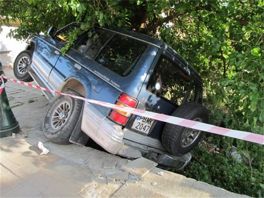 Девойка кара джип с десен волан, при ляв завой удря пешеходка на мост и увисва над реката