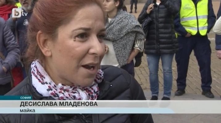 Кадър от екрана на бТВ, където Десислава Младенова се изказва като възмутена от Валери Симеонов майка