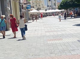 Адският пек опразни главната улица на Пловдив. Днес температурите стигат 37 градуса.