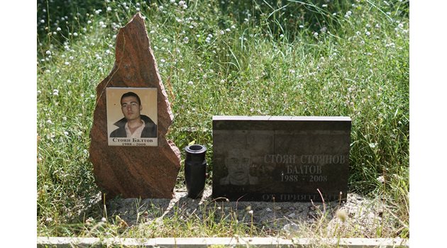 На мястото, където е убит Стоян Балтов, има паметник.