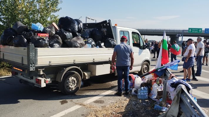 Протестиращите се грижат старателно за чистото в района на протестите на магистрала "Тракия" край Стара Загора, където са се събрали много хора.
Снимка: Ваньо Стоилов